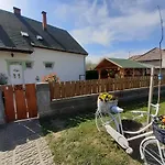Estike Nyaralo Merevfalu Kerti Medencevel