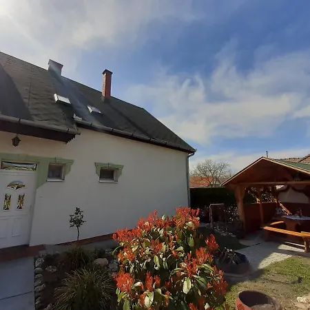 Estike Nyaralo Merevfalu Kerti Medencevel Apartment