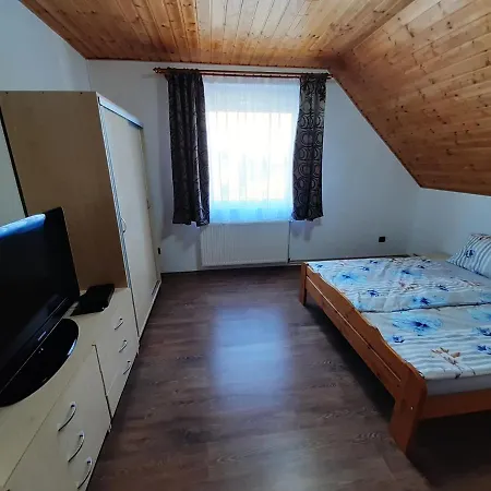 Estike Merevfalú Kerti Medencével *