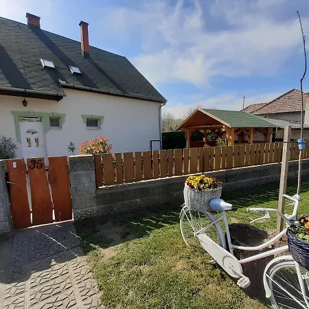 Estike Nyaralo Merevfalu Kerti Medencevel